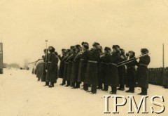 Grudzień 1941, Tockoje, obł. Czkałowsk, ZSRR.
Wizyta Naczelnego Wodza Polskich Sił Zbrojnych gen. Władysława Sikorskiego w formującej się Armii Polskiej w ZSRR, na zdjęciu orkiestra wojskowa.
Fot. NN, Instytut Polski i Muzeum im. gen. Sikorskiego w Londynie [teczka 18 Pułk Piechoty - Tockoje 1941].