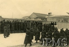 Grudzień 1941, Tockoje, obł. Czkałowsk, ZSRR.
Wizyta Naczelnego Wodza Polskich Sił Zbrojnych gen. Władysława Sikorskiego w formujących się Polskich Siłach Zbrojnych w ZSRR, defilada.
Fot. NN, Instytut Polski i Muzeum im. gen. Sikorskiego w Londynie [teczka 18 Pułk Piechoty - Tockoje 1941].