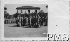 1945, Włochy.
Msza święta dla żołnierzy 6 Lwowskiego Pułku Artylerii Lekkiej, widoczny korpus oficerski.
Fot. NN, Instytut Polski i Muzeum im. gen. Sikorskiego w Londynie [teczka luzem - 1945 Spinetolli].