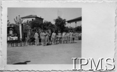 1945, Włochy.
Uroczystość z udziałem 6 Lwowskiego Pułku Artylerii Lekkiej. Odczytanie rozkazu przed dekoracją żołnierzy odznaczeniami.
Fot. NN, Instytut Polski i Muzeum im. gen. Sikorskiego w Londynie [teczka luzem - 1945 Spinetolli].