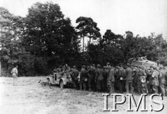 20.08.1944, Chambois, Normandia, Francja.Bitwa pod Chambois, jeńcy niemieccy wzięci do niewoli przez 10 Pułk Strzelców Konnych.Fot. NN, Instytut Polski i Muzeum im. gen. Sikorskiego [teczka luzem 1 Dywizja Pancerna].