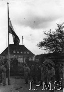 6.05.1945, Wilhelmshaven, Niemcy.
Kapitulacja oddziałów niemieckich, polska flaga wciągnięta na maszt.
Fot. NN, Instytut Polski i Muzeum im. gen. Sikorskiego [teczka luzem 1 Dywizja Pancerna].

