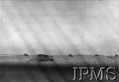 Sierpień 1944, Normandia, Francja.
10 Pułk Strzelców Konnych, czołgi w akcji.
Fot. NN, Instytut Polski i Muzeum im. gen. Sikorskiego [teczka luzem 1 Dywizja Pancerna].
