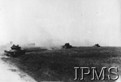 15.08.1944, okolice Jort, Normandia, Francja.10 Pułk Strzelców Konnych na polu walki pod Jort.Fot. NN, Instytut Polski i Muzeum im. gen. Sikorskiego [teczka luzem 1 Dywizja Pancerna].