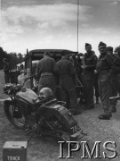 1941, Wielka Brytania.
Żołnierze 10 Brygady Kawalerii Pancernej przy samochodzie.
Fot. NN, Instytut Polski i Muzeum im. gen. Sikorskiego w Londynie [teczka - różne].