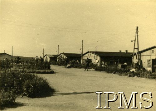 1944, Westfalenhof, Niemcy.
Oflag II D Grossborn - Westfalenhof. Widoczna obozowa ulica i baraki.
Fot. NN, Instytut Polski i Muzeum im. gen. Sikorskiego w Londynie [teczka obóz jeniecki Gross Born].