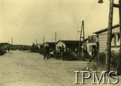 1944, Westfalenhof, Niemcy.
Oflag II D Grossborn - Westfalenhof. Widoczna obozowa ulica i baraki.
Fot. NN, Instytut Polski i Muzeum im. gen. Sikorskiego w Londynie [teczka obóz jeniecki Gross Born].