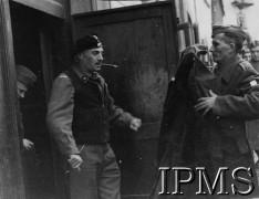 26.03.1944, Włochy.
8 Armia Brytyjska, sektor polski. Dowódca 2 Korpusu Polskiego gen. Władysław Anders opuszcza kabinę, kolejny wychodzi dowódca 3 Dywizji Strzelców Karpackich gen. Bronisław Duch.
Fot. NN, Instytut Polski i Muzeum im. gen. Sikorskiego w Londynie [teczka luzem].

