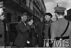 19.04.1944, Włochy.
Naczelny dowódca sił alianckich w Europie gen. Jacob Devers wizytuje 2 Korpus Polski. Gen. Devers wychodzi z samochodu, wita go dowódca 2 Korpusu gen. Władysław Anders.
Fot. NN, Instytut Polski i Muzeum im. gen. Sikorskiego w Londynie [teczka luzem].
