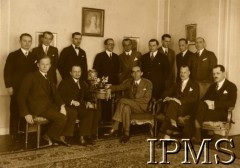 14.01.1929, Berlin, Niemcy.
Skład poselstwa RP w Berlinie Na zdjęciu: Dyjas, Wagner Weyers, Zdrojewski, Chałupczyński, Zaleski Szczęsny, Szczeniowski, Kisielnicki, Ziętkiewicz, Wyszyński, Knoll, Rawicz (Rawiński?), Gawroński, Kociużyński (?).
Fot. NN, Instytut Polski i Muzeum im. gen. Sikorskiego w Londynie [teczka Berlin - dyplomacja, Gdańsk przed 1939].