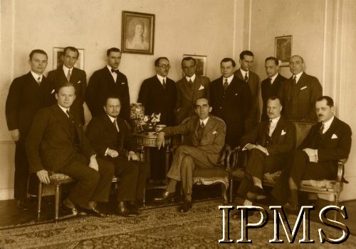 14.01.1929, Berlin, Niemcy.
Skład poselstwa RP w Berlinie Na zdjęciu: Dyjas, Wagner Weyers, Zdrojewski, Chałupczyński, Zaleski Szczęsny, Szczeniowski, Kisielnicki, Ziętkiewicz, Wyszyński, Knoll, Rawicz (Rawiński?), Gawroński, Kociużyński (?).
Fot. NN, Instytut Polski i Muzeum im. gen. Sikorskiego w Londynie [teczka Berlin - dyplomacja, Gdańsk przed 1939].