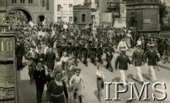 17.06.1934, Wolne Miasto Gdańsk.
Pochód ulicami miasta, idą przedstawiciele klubu wioślarskiego.
Fot. NN, Instytut Polski i Muzeum im. gen. Sikorskiego w Londynie [teczka Berlin - dyplomacja, Gdańsk Przed 1939]