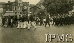 17.06.1934, Wolne Miasto Gdańsk.
Pochód ulicami miasta, idą przedstawiciele klubu wioślarskiego.
Fot. NN, Instytut Polski i Muzeum im. gen. Sikorskiego w Londynie [teczka Berlin - dyplomacja, Gdańsk Przed 1939]