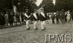 17.06.1934, Wolne Miasto Gdańsk.
Pochód ulicami miasta, idą przedstawiciele klubu wioślarskiego.
Fot. NN, Instytut Polski i Muzeum im. gen. Sikorskiego w Londynie [teczka Berlin - dyplomacja, Gdańsk Przed 1939]