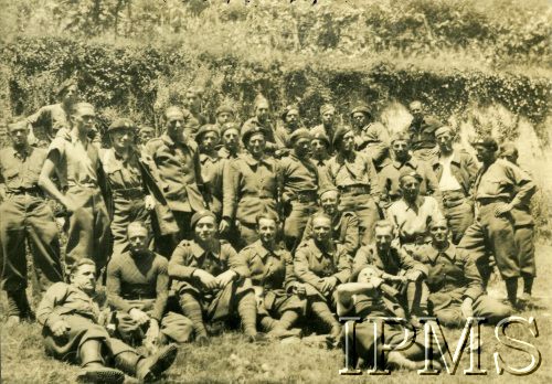 1940, prawdopodobnie Francja.
Polskie Siły Zbrojne na Zachodzie - grupa żołnierzy.
Fot. NN, Instytut Polski i Muzeum im. gen. Sikorskiego w Londynie
