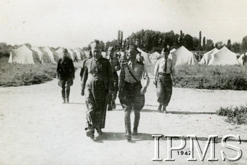 1942, Pogrom-Orłowskaja, Uzbekistan, ZSRR.
Ks. biskup Józef Gawlina udaje się na nabożeństwo, dalej ppłk. J. Różański i kpt. P. Kotowicz.
Fot. NN, Instytut Polski i Muzeum im. gen. Sikorskiego w Londynie 

