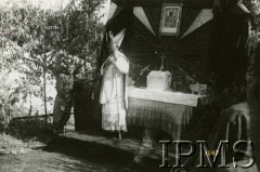 1942, Pogrom-Orłowskaja, Uzbekistan, ZSRR.
Nabożeństwo konsekrowane przez biskupa Józefa Gawlinę.
Fot. NN, Instytut Polski i Muzeum im. gen. Sikorskiego w Londynie 


