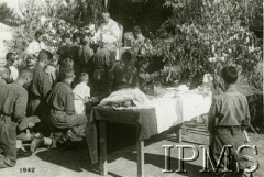 1942, Pogrom-Orłowskaja, Uzbekistan, ZSRR.
Nabożeństwo konsekrowane przez biskupa Józefa Gawlinę.
Fot. NN, Instytut Polski i Muzeum im. gen. Sikorskiego w Londynie