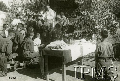 1942, Pogrom-Orłowskaja, Uzbekistan, ZSRR.
Nabożeństwo konsekrowane przez biskupa Józefa Gawlinę.
Fot. NN, Instytut Polski i Muzeum im. gen. Sikorskiego w Londynie
