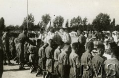 1942, Pogrom-Orłowskaja, Uzbekistan, ZSRR.
Nabożeństwo konsekrowane przez biskupa Józefa Gawlinę.
Fot. NN, Instytut Polski i Muzeum im. gen. Sikorskiego w Londynie