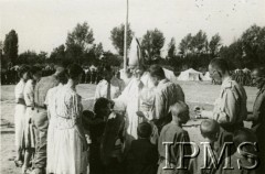 1942, Pogrom-Orłowskaja, Uzbekistan, ZSRR.
Nabożeństwo konsekrowane przez biskupa Józefa Gawlinę.
Fot. NN, Instytut Polski i Muzeum im. gen. Sikorskiego w Londynie