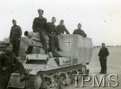1942, Quassasin, Egipt.
Wojsko polskie. Zdobyty czołg niemiecki. 
Fot. NN, Instytut Polski i Muzeum im. gen. Sikorskiego w Londynie
