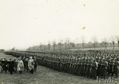 03.05.1940, Nancy, Francja.
Wizytacja polskich oddziałów, w środku idzie gen. Władysław Sikorski, obok (w jasnym płaszczu) prezydent RP na uchodźstwie Władysław Raczkiewicz.
Fot. NN, Instytut Polski i Muzeum im. gen. Sikorskiego w Londynie [teczka 44]