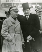 14.11.1939, Londyn, Anglia, Wielka Brytania.
Gen. Władysław Sikorski po przybyciu do Londynu. Obok stoi polski ambasador Edward Raczyński. W tle samolot Air France.
Fot. NN, Instytut Polski i Muzeum im. gen. Sikorskiego w Londynie [teczka 44]