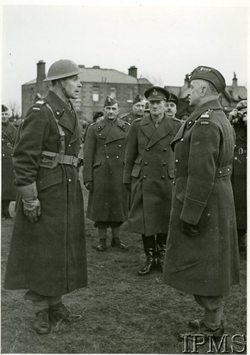 18.01.1943, Szkocja, Wielka Brytania.
Gen. Władysław Sikorski w czasie wizyty w bazie wojsk polskich w Szkocji. Raport składa gen. Mieczysław Boruta-Spiechowicz, w głębi stoi gen. Tadeusz Klimecki.
Fot. NN, Instytut Polski i Muzeum im. gen. Sikorskiego w Londynie [teczka 44]