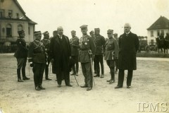 31.08.1924, Bydgoszcz, Polska.
Pierwsza promocja oficerska w Oficerskiej Szkole dla Podoficerów. Szkoła kształciła oficerów wyłonionych w drodze egzaminu konkursowego spośród podoficerów służby czynnej. W środku stoi gen. Władysław Sikorski.
Fot. Instytut Polski i Muzeum im. gen. Sikorskiego w Londynie [teczka 44]