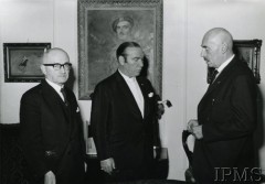 Lata 60., Londyn, Anglia, Wielka Brytania.
Stoją od lewej: mecenas Zygmunt Nadratowski, śpiewak Paweł Prokopieni, gen. Władysław Anders. Na ścianie wisi portret generała Andersa.
Fot. Instytut Polski i Muzeum im. gen. Sikorskiego w Londynie [teczka 44]