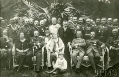 25.08.1925, Toruń, Polska.
Grupa oficerów, w środku siedzi gen. Władysław Sikorski. Z lewej, między dwiema kobietami, gen. Józef Haller.
Fot. Instytut Polski i Muzeum im. gen. Sikorskiego w Londynie [teczka 44]