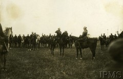 03.09.1926, Polska.
Manewry 4 Dywizji Kawalerii ze Lwowa. Gen. Władysław Sikorski przyjmuje meldunek od dowódcy dywizji gen. Janusza Głuchowskiego.
Fot. Instytut Polski i Muzeum im. gen. Sikorskiego w Londynie [teczka 44]