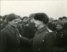 11.12.1941, Buzułuk, obł. Czkałowsk, ZSRR.
Gen. Władysław Sikorski wśród żołnierzy formującej się Armii Andersa.
Fot. NN, Instytut Polski i Muzeum im. gen. Sikorskiego w Londynie [teczka 44]