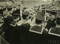 11.03.1941, brak miejsca.
ORP Piorun, uroczystości z udziałem przedstawicieli polskiego rządu. Gen. Władysław Sikorski dekoruje odznaczeniami marynarzy.
Fot. NN, Instytut Polski i Muzeum im. gen. Sikorskiego w Londynie [teczka 44]