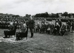 15.08.1940, Biggar, Szkocja, Wielka Brytania.
Święto Wojska Polskiego. Wizyta księcia Hamilton, reprezentującego króla Jerzego VI - msza polowa. Za krzesłem generała Władysława Sikorskiego stoi por. Chłapowski (syn ambasadora Alfreda Chłapowskiego, zamordowanego przez Niemców). W pierwszym rzędzie siedzą od prawej: NN, NN, gen. Marian Kukiel i Stanisław Kot. Pierwszy od prawej (z czarną opaską na rękawie) stoi płk Liebich.
Fot. NN, Instytut Polski i Muzeum im. gen. Sikorskiego w Londynie [teczka 44]