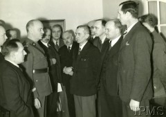 03.03.1942, Londyn, Anglia, Wielka Brytania.
Gen. Władysław Sikorski w rozmowie z członkami Rady Narodowej RP w Londynie. Od prawej: ppor. Antoni Iglewski, Władysław Zaremba, Jan Szczyrek, prof. Stanisław Stroński, Marian Seyda, gen. Józef Haller, gen. Władysław Sikorski, Jan Stańczyk, Stanisław Mikołajczyk, Henryk Strasburger.
Fot. NN, Instytut Polski i Muzeum im. gen. Sikorskiego w Londynie [teczka 44]