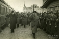 11.12.1941, Buzułuk, obł. Czkałowsk, ZSRR.
Powitanie na peronie dworca kolejowego, gen. Władysław Sikorski przed kompanią honorową, za nim idą m.in.: wicekomisarz spraw zagranicznych Związku Radzieckiego -  Andriej Wyszynski i gen. Władysław Anders.
Fot. NN, Instytut Polski i Muzeum im. gen. Sikorskiego w Londynie [teczka 44]