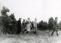 03.05.1940, Nancy, Francja.
Wizytacja polskich oddziałów, w środku idą: gen. Władysław Sikorski i prezydent RP na uchodźstwie Władysław Raczkiewicz.
Fot. NN, Instytut Polski i Muzeum im. gen. Sikorskiego w Londynie [teczka 44]