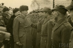 11.12.1941, Buzułuk, obł. Czkałowsk, ZSRR.
Powitanie na peronie dworca kolejowego, gen. Władysław Sikorski przed kompanią honorową, za nim ambasador Stanisław Kot i gen. Władysław Anders.
Fot. NN, Instytut Polski i Muzeum im. gen. Sikorskiego w Londynie [teczka 44]