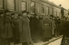 11.12.1941, Buzułuk, obł. Czkałowsk, ZSRR.
Powitanie na peronie dworca kolejowego. Na tle pociągu stoją od lewej: gen. Władysław Anders, NN, gen. Władysław Sikorski, płk Leopold Okulicki (z tyłu), Andriej Wyszynski - wicekomisarz spraw zagranicznych Związku Radzieckiego, ambasador Stanisław Kot (odwrócony) i gen. Michał Tokarzewski-Karaszewicz.
Fot. NN, Instytut Polski i Muzeum im. gen. Sikorskiego w Londynie [teczka 44]