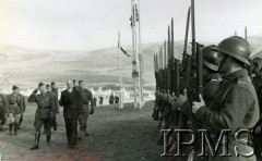 02.09.1940, Crawford, Wielka Brytania.
Obóz żołnierzy Polskich Sił Zbrojnych na Zachodzie, z lewej idzie m.in. gen. Władysław Sikorski, z prawej żołnierze prezentujący broń.
Fot. NN, Instytut Polski i Muzeum im. gen. Sikorskiego w Londynie