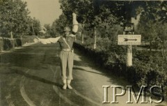 24.07.1945, Villa Conti, Włochy.
II Korpus Polski we Włoszech, żołnierz regulujący ruch na drodze.
Fot. NN, Instytut Polski i Muzeum im. gen. Sikorskiego w Londynie