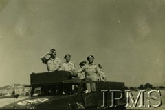24.07.1945, Villa Conti, Włochy.
II Korpus Polski we Włoszech, generał Władysław Anders podczas wizytacji 2 Samodzielnej Brygady Pancernej, z prawej stoi dowódca brygady gen. Bronisław Rakowski.
Fot. NN, Instytut Polski i Muzeum im. gen. Sikorskiego w Londynie