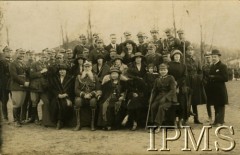 1923, Augustów, Polska.
I Pułk Ułanów Krechowieckich. Dostarczenie sztandaru ofiarowanego przez społeczność polską w Moskwie i przekazanego osadzie krechowieckiej. W pierwszym rzędzie siedzi gen. Stefan Ludwik de Latour.   
Fot. Instytut Polski i Muzeum im. gen. Sikorskiego w Londynie