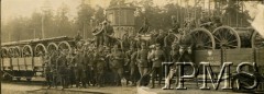 1918-1939, Augustów, Polska.
I Pułk Ułanów Krechowieckich. Załadunek przodków — jaszczów artyleryjskich. Przy wagonach oficerowie i szeregowi z I Pułku Ułanów Krechowieckich, orkiestra pułkowa.
Fot. Instytut Polski i Muzeum im. gen. Sikorskiego w Londynie