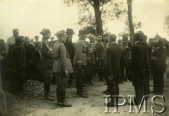 24.07.1925, Augustów, Polska.
I Pułk Ułanów Krechowieckich. Powitanie gen Władysław Sikorskiego, ministra spraw wojskowych przez kombatanta z XLI Pułku Piechoty z Suwałk. 
Fot. Instytut Polski i Muzeum im. gen. Sikorskiego w Londynie