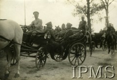 24.07.1925, Augustów, Polska
I Pułk Ułanów Krechowieckich. X-lecie Pułku. Msza Polowa z okazji  X-lecia Pułku w kościele garnizonowym W powozie gen. Władysław Sikorski.
Fot. Instytut Polski i Muzeum im. gen. Sikorskiego w Londynie