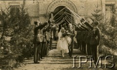 1928, Augustów, Polska.
I Pułk Ułanów Krechowieckich. Ślub majora z I Pułku Ułanów Krechowieckich. Zdjęcie wykonane przed kościołem garnizonowym. W drzwiach kościoła płk. Marian Słoniński.
Fot. Instytut Polski i Muzeum im. gen. Sikorskiego w Londynie