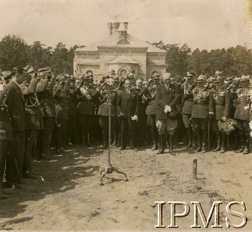 24.07.1932, Augustów, Polska.
I Pułk Ułanów Krechowieckich. Wizyta Prezydenta Ignacego Mościckiego w I Pułku Ułanów Krechowieckich. Od prawej w pierwszym rzędzie stoją: gen Stanisław Grzmot-Skotnicki, NN, Juliusz Rómel; płk. dypl. Jan Karcz, prezydent Ignacy Mościcki,  gen. Edward Śmigły-Rydz, NN, gen. Stefan Suszyński, gen. Tadeusz Kutrzeba. Zdjęcie wykonane przed kościołem garnizonowym.
Fot. NN, Instytut Polski i Muzeum im. gen. Sikorskiego w Londynie